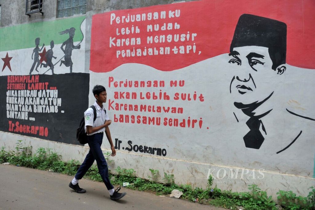 Excerpt from Bung Karno's speech "My struggle was easier because it was against the colonialists, but your struggle will be harder because it is against your own people" coloring a mural on RE Martadinata Street, Cipayung, Ciputat, South Tangerang City, Banten, on Tuesday (11/6/2018).