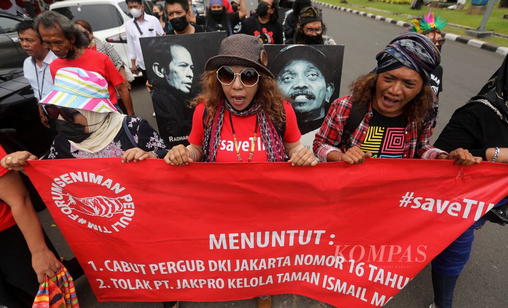 Sejumlah aktivis Forum Seniman Peduli Taman Ismail Marzuki (TIM) berjalan kaki menuju Gedung Mahkamah Agung, Jakarta, Senin (22/8/2022). Mereka menolak pengelolaan TIM oleh Jakpro. 