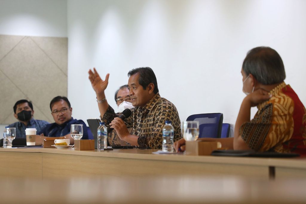 Pengurus Asosiasi Pengusaha Indonesia (Apindo) saat berkunjung dan bertemu dengan awak Redaksi Harian <i>Kompas</i> di Gedung Menara Kompas, Jakarta, Kamis (10/3/2022). Pertemuan tersebut untuk membicarakan berbagai isu aktual ketenagakerjaan, salah satunya soal implementasi jaminan hari tua. 