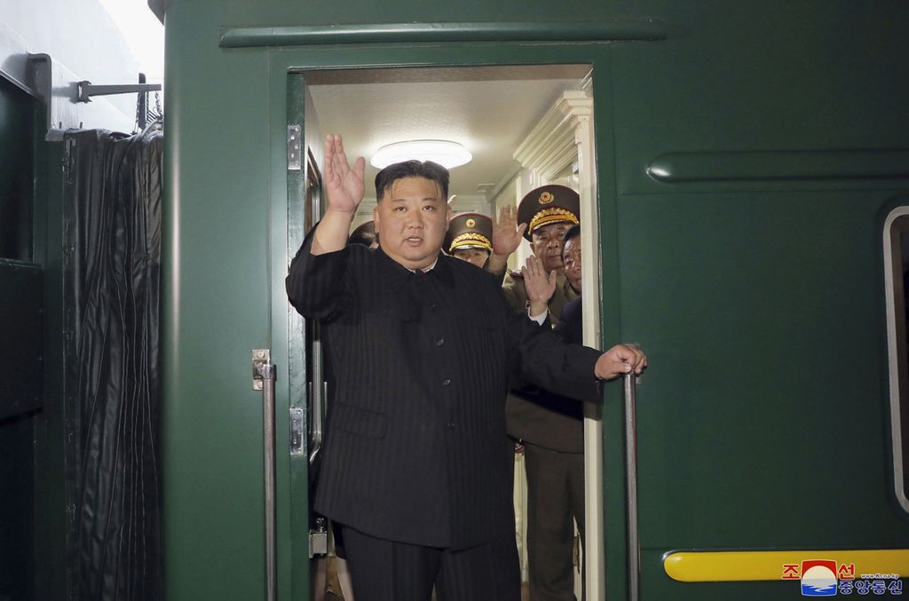 Foto pada 10 September 2023 yang disediakan Pemerintah Korea Utara menunjukkan pemimpin Korut Kim Jong Un melambaikan tangan dari sebuah kereta di Pyongyang, Korut, saat melakukan perjalanan ke Rusia. 
