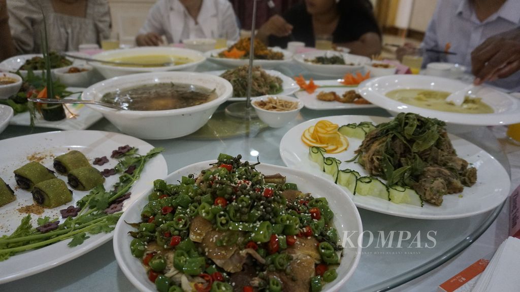 Beragam hidangan makanan China yang dimasak dengan daun teh segar dan kering yang disajikan di kota Malipo, Provinsi Yunnan, China, Selasa (23/4/2023). 