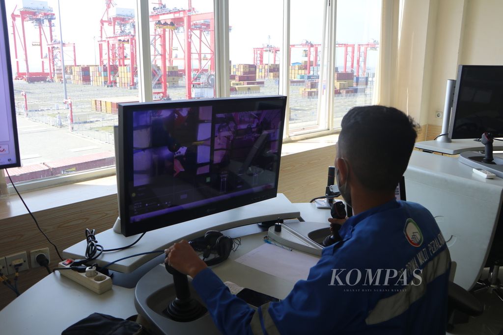 Operator melakukan bongkar muat peti kemas dengan sistem komputer di Pelabuhan Belawan, Medan, Sumatera Utara, Sabtu (8/4/2023). Layanan terpadu dan sistem digital diterapkan untuk menekan waktu tunggu barang untuk keluar dari pelabuhan.
