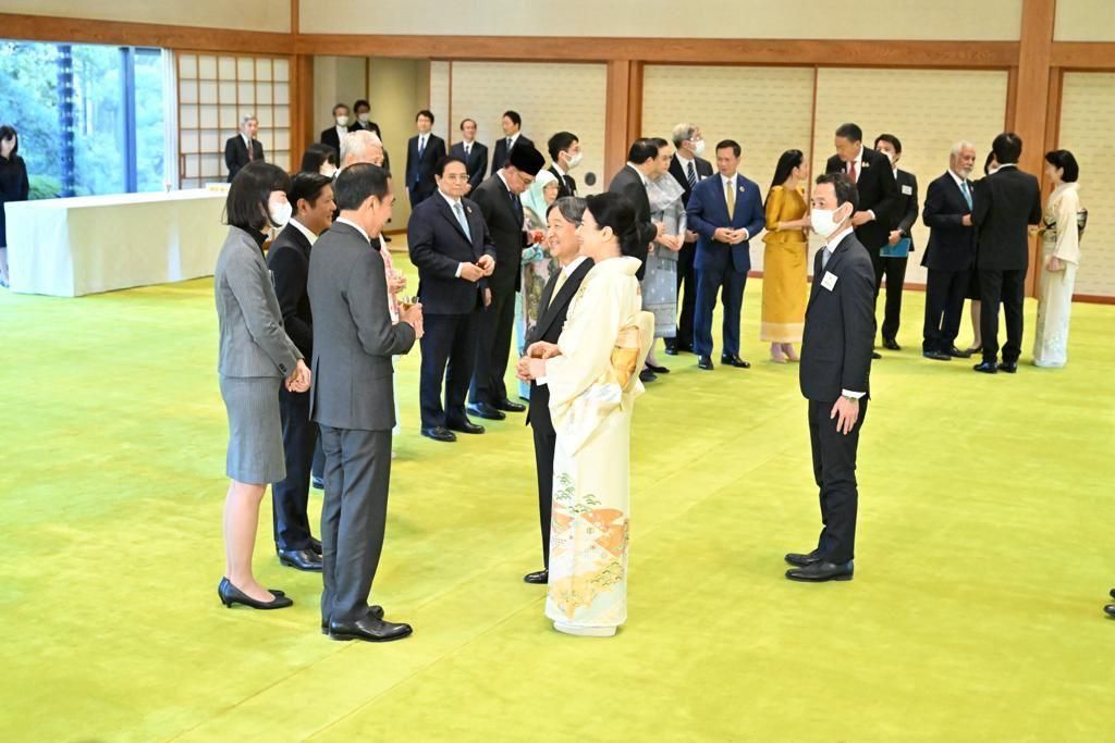 Presiden Joko Widodo bersama para pemimpin negara ASEAN menghadiri jamuan minum teh yang digelar oleh Kaisar Jepang Naruhito dan Permaisuri Masako di Istana Kekaisaran, Tokyo, Jepang, pada Senin (18/12/2023). Sebelum jamuan minum teh dimulai, Kaisar Naruhito terlebih dahulu memberikan sambutan.