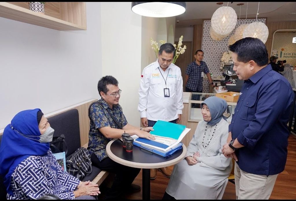 Main Director of BSI Hery Gunardi (right) and RCEO BSI Jakarta 1 Deden Durachman (center) reviewing BSI ATM services which have recovered from suspected cyber attacks, at the Wisma Mandiri I Building Jakarta, Thursday (11/5/2023)