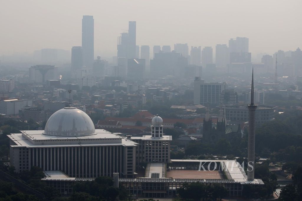 Kabut polusi asap membekap langit Kota Jakarta, Kamis (16/5/2024). 