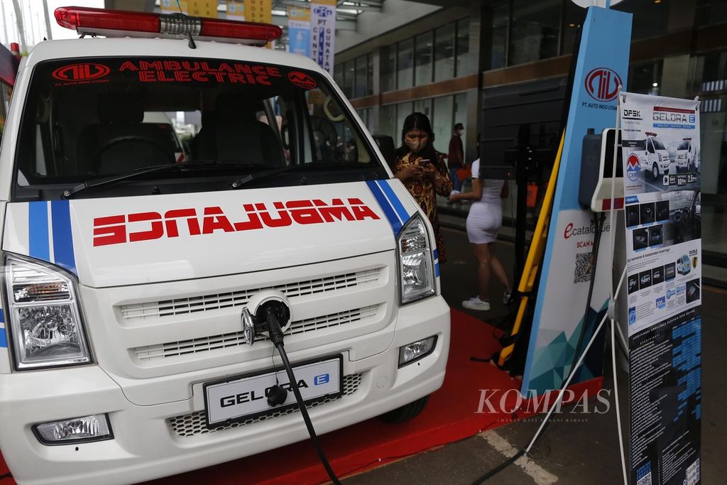 Ambulans berdaya listrik turut ditampilkan pada pameran Alat Kesehatan ke-34 di Jakarta Convention Center, Senayan, Jakarta, Jumat (21/10/2022).  