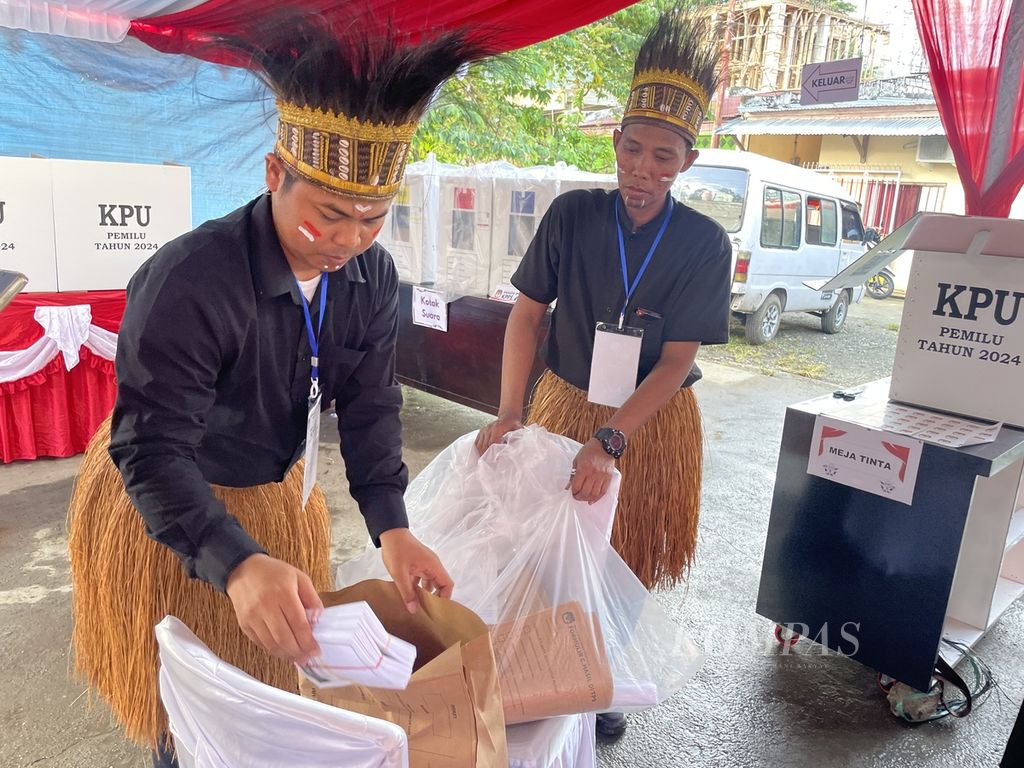 Suasana persiapan pemungutan suara di salah satu tempat pemungutan suara di Kota Jayapura, Papua, Rabu (14/2/2024).