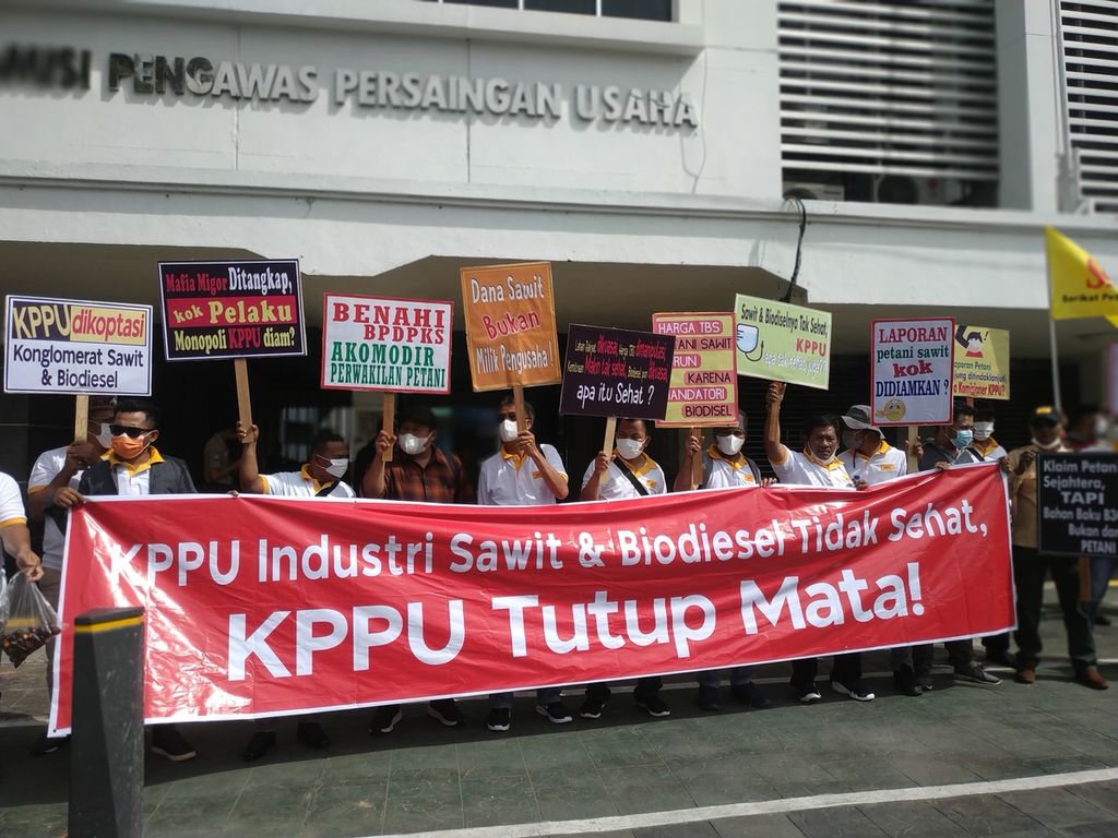 Aksi demonstrasi Serikat Petani Kelapa Sawit (SPKS) mendesak Komisi Pengawas Persaingan Usaha (KPPU) untuk mengusut dugaan praktik monopoli dan persaingan usaha tidak sehat dalam industri sawit dan program biodiesel di depan Gedung KPPU, Jakarta, Selasa (15/11/2022).
