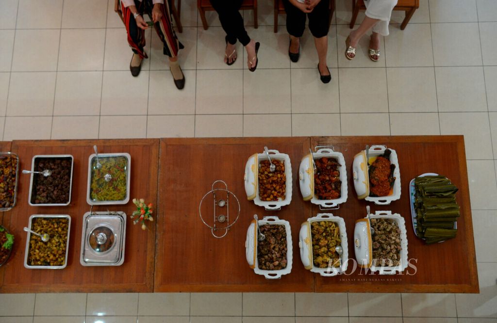 Berbagai macam hidangan masakan khas Minahasa dari olahan ikan, beberapa jenis daging eksotis mendominasi meja makan menyambut tamu datang di sebuah rumah, Kecamatan Kakaskasen, Kota Tomohon, Sulawesi Utara, Minggu (11/8/2019).