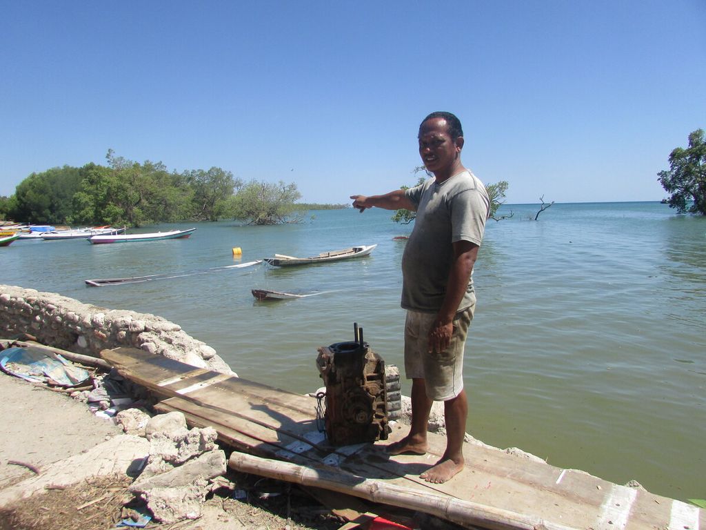 Ketua Serikat Nelayan Angsa Laut Kelurahan Oesapa Kota Kupang Muhammad Mansyur Doking alias Dewa berdiri di samping mesin kapal bagan miliknya yang rusak, di Kupang, Senin (26/4/2021). Ia menunjukkan lima unit perahu motor  yang rusak tenggelam di laut diterjang Badai Seroja.