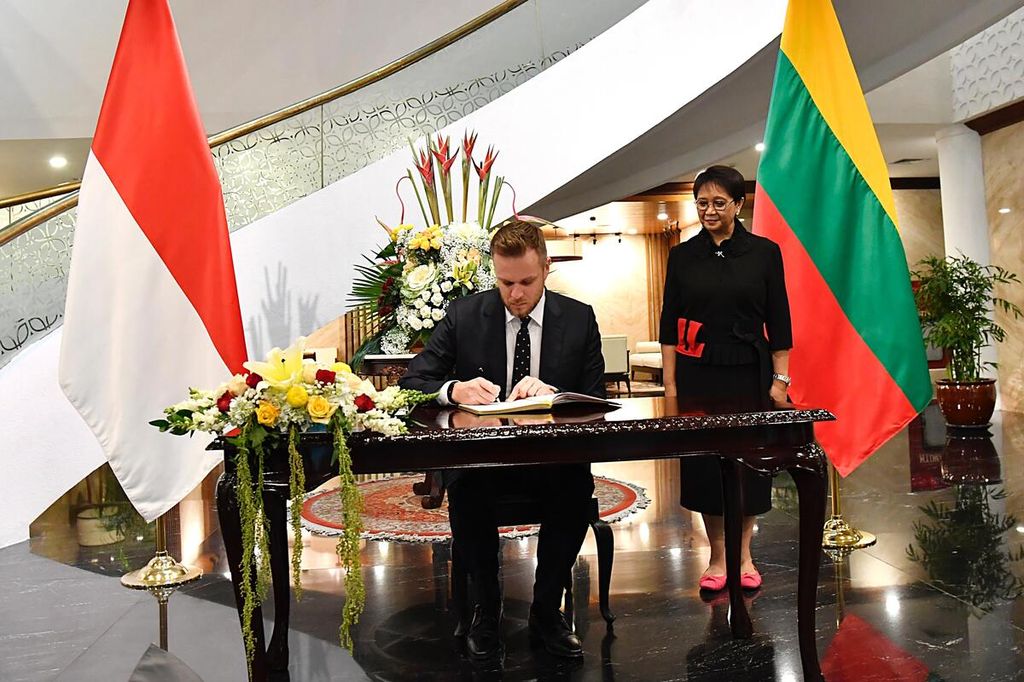 Menteri Luar Negeri Retno Marsudi (kanan) menyaksikan Menteri Luar Negeri Lituania Gabrielius Landsbergis menandatangani dokumen kerja sama bilateral di Jakarta, Senin (30/10/2023).