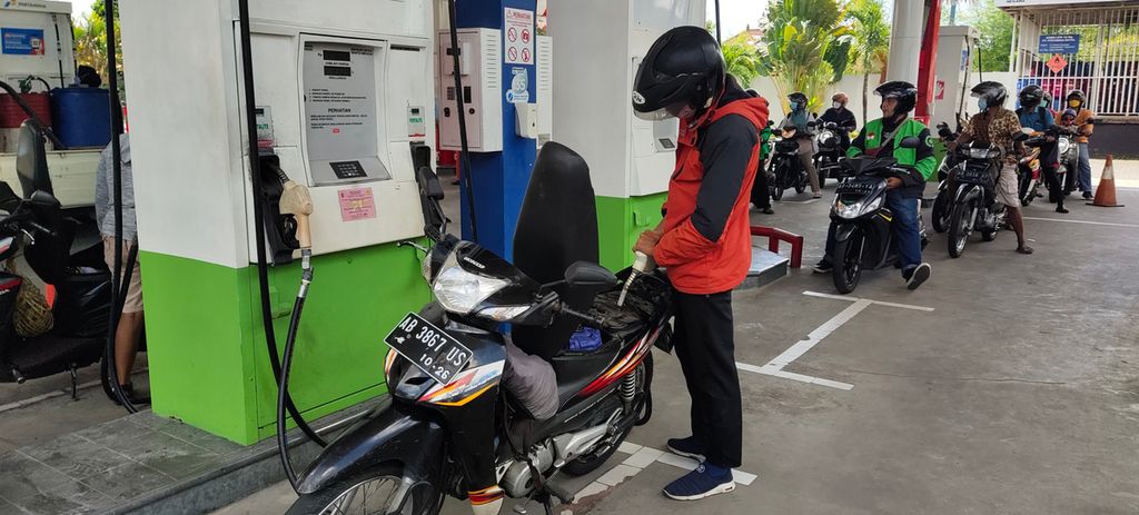 Pengguna sepeda motor mengisi bahan bakar jenis Pertalite di sebuah SPBU di Yogyakarta, Selasa (5/4/2022). 