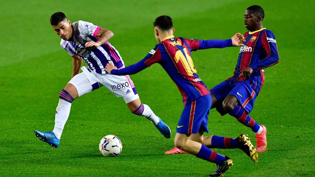 Pemain Real Valladolid, Lucas Olaza, meninggalkan dua pemain Barcelona, Ousmane Dembele (kanan) dan Sergino Dest (tengah), pada laga Liga Spanyol di Stadion Camp Nou, Barcelona, Spanyol, Selasa (6/4/2021) dini hari WIB.