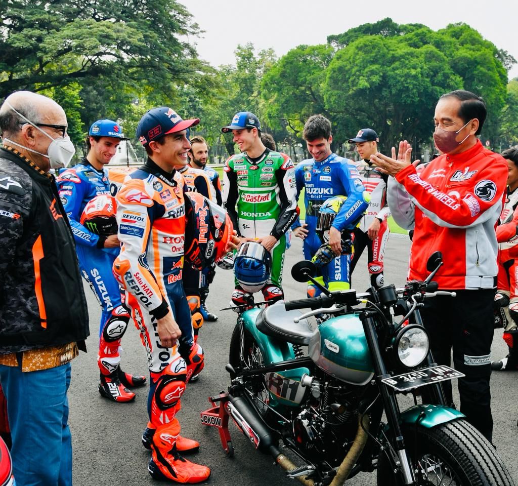 Presiden Joko Widodo menunjukkan motor <i>custom </i>Kawasaki W175 warna hijau berkapasitas mesin 174 cc miliknya di depan Istana Merdeka kepada para pebalap. Setelahnya, Presiden melepas parade pebalap yang sebagian besar akan berlaga di MotoGP, 18-20 Maret 2022, di Sirkuit Internasional Jalan Raya Pertamina Mandalika, Lombok Tengah, Nusa Tenggara Barat.