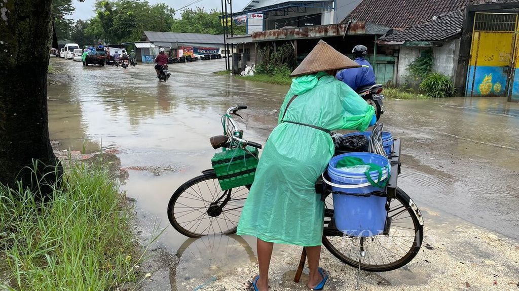 Situasi banjir yang menggenangi Jalan Raya Kudus-Purwodadi, Kudus, Jawa Tengah, sekitar pukul 10.06 WIB, Kamis (2/3/2023). Hujan tampak masih mengguyur.