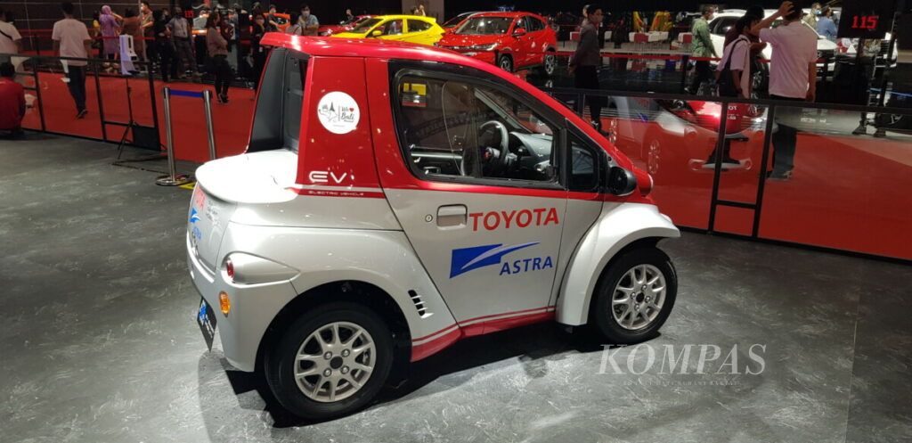 Toyota COMS berteknologi listrik murni atau disebut Battery Electric Vehicle (BEV) mulai diperkenalkan di Indonesia International Motor Show 2021 pada 15-25 April 2021.