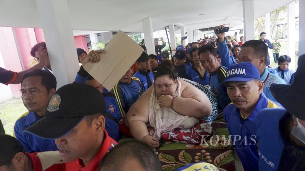 Titi Wati (37), wanita penderita obesitas dengan berat lebh dari 300 kilogram, digotong oleh tim pemadam kebakaran Kota Palangkaraya, Kalimantan Tengah, menuju ruangannya di Rumah Sakit Umum Daerah (RSUD) Doris Sylvanus Palangkaraya, Jumat (11/1/2019).