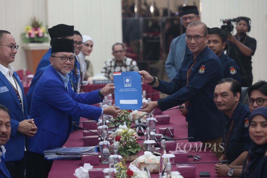 Ketua Partai Amanat Nasional (PAN) Zulkifli Hasan menyerahkan daftar bakal calon legislatif kepada Ketua Komisi Pemilihan Umum (KPU) Hasyim Asy'ari (kanan) di Jakarta, Jumat (11/5/2024).