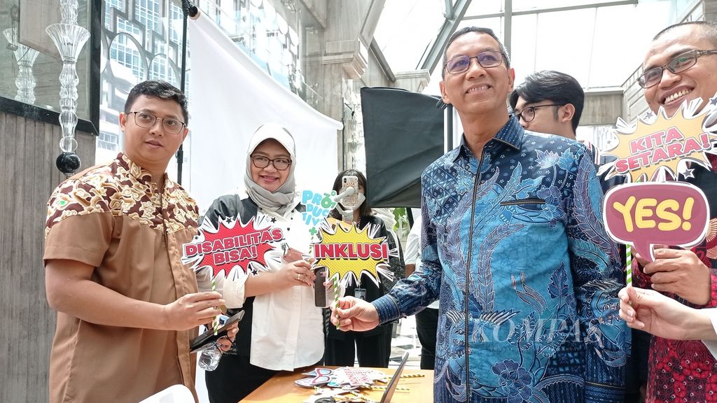Penjabat Gubernur DKI Jakarta Heru Budi Hartono dalam peresmian inisiatif Rumah Digital untuk Disabilitas yang meluncurkan platform Productive+ berkolaborasi dengan FELLO, Jumat (4/11/2022), di Jakarta.