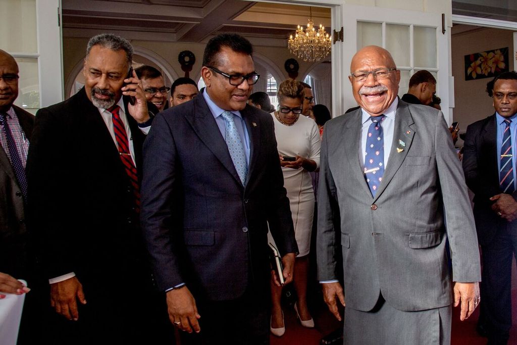 Perdana Menteri baru Fiji Sitiveni Rabuka (kanan) bertemu dengan para anggota kabinet setelah diambil sumpahnya di Suva, Fiji, Sabtu (24/11/2022). 