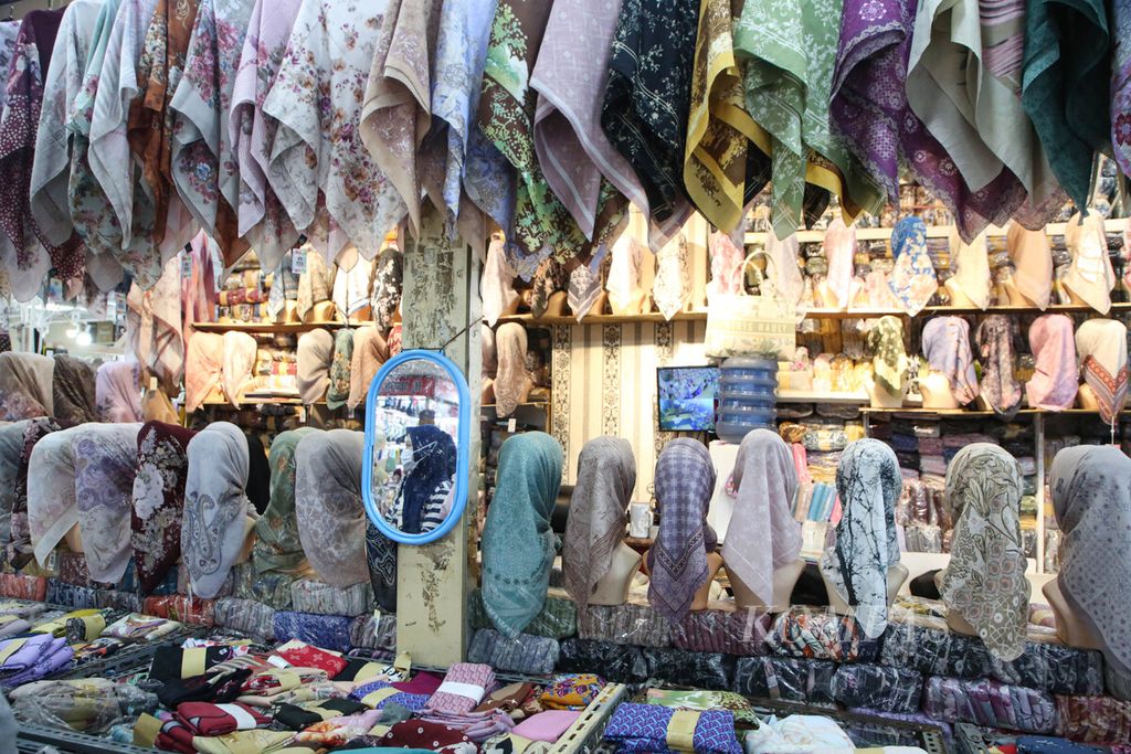 Reflections of visitors in front of stalls offering various hijab models at Thamrin City shopping center, Central Jakarta, on Sunday (3/3/2024). Traders acknowledged an increase in visits ahead of Ramadan as many residents are looking for various prayer equipment.