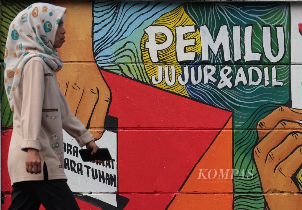 Mural menyambut pemilihan umum 2024 digambar di tembok pembatas di kawasan Margonda, Depok, Jawa Barat, Sabtu (17/6/2023). Kampanye pemilu bersih terus digaungkan sebagai upaya mengajak masyarakat mengawasi Pemilu 2024 agar berjalan jujur, adil, dan bebas dari praktik politik uang. 