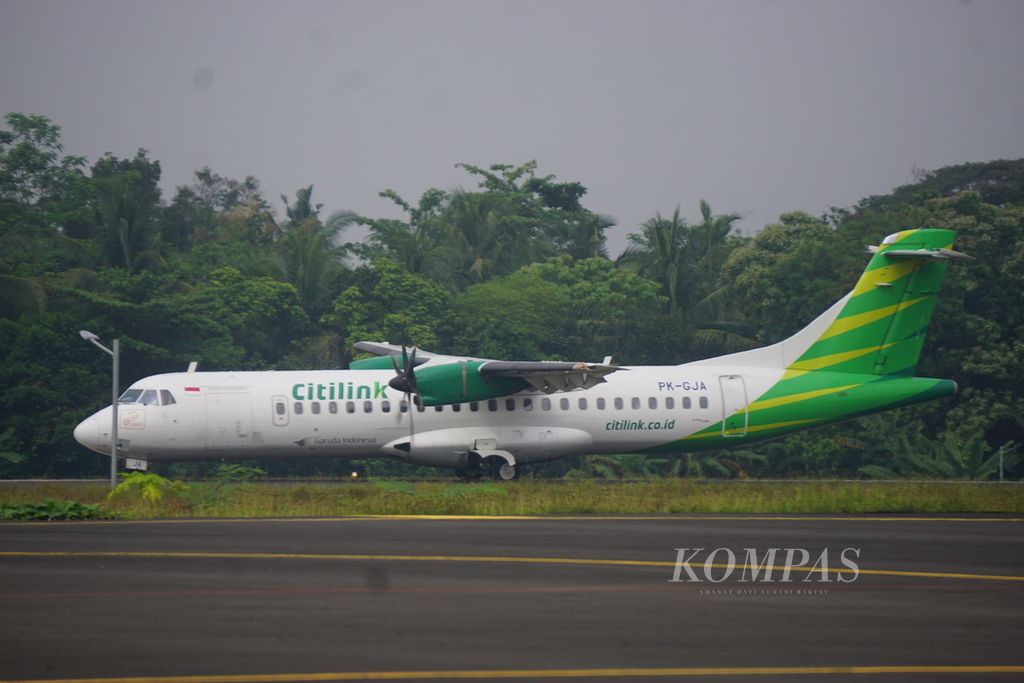 Pesawat Citilink mendarat perdana di Lanud Jenderal Besar Soedirman di Purbalingga, Jawa Tengah, Kamis (1/4/2021).