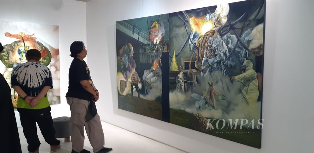 Sejumlah pengunjung menikmati lukisan karya Gilang Fradika berjudul ”Burn” (2024), Sabtu (9/3/2024), dalam pameran lukisan duo Dian Suci dan Gilang Fradika yang bertajuk Tablo!.