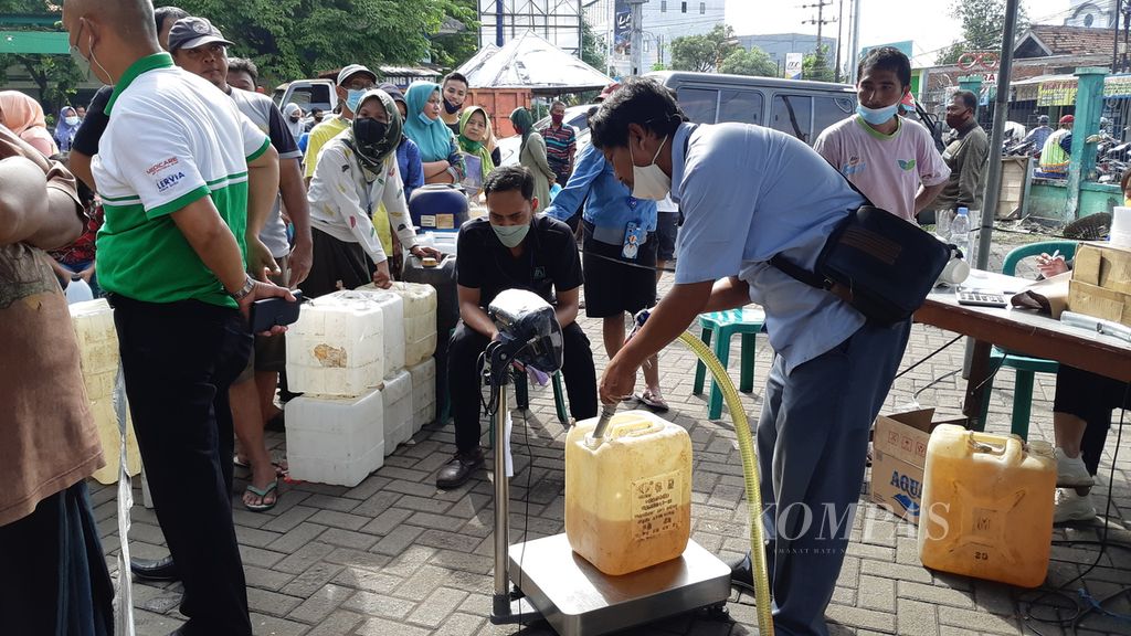 Ratusan pedagang di Pasar Larangan, Sidoarjo, mengantre pembelian minyak goreng curah dalam operasi pasar yang digelar oleh Kementerian Perdagangan RI, Selasa (22/1/2022).