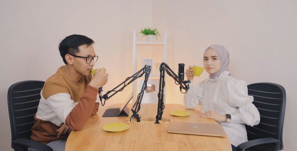 Analisa Widyaningrum dan Muhammad Aji tengah menyiapkan konten bertajuk Kopi Panas yang berisi tentang tips kehidupan rumah tangga.