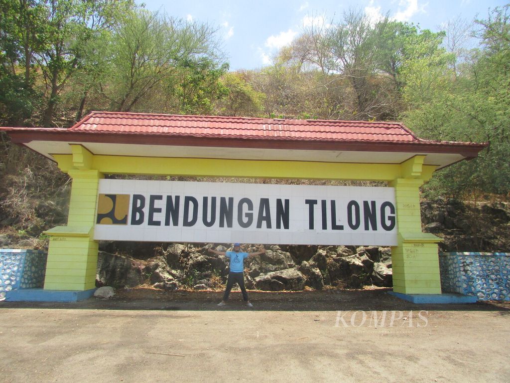 Bendungan Tilong, September 2020, juga menjadi salah satu destinasi wisata warga Kota Kupang dan Kabupaten Kupang. Ketika air debit bendungan menurun, jumlah pengunjung pun berkurang.