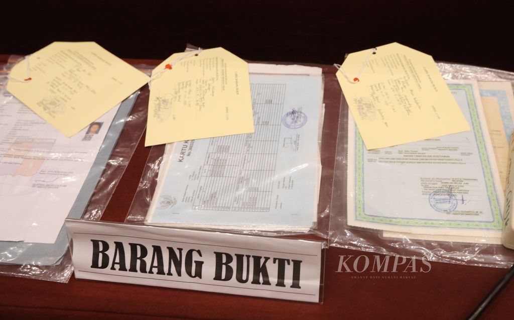 Sejumlah barang bukti kasus sindikat mafia tanah dan pemalsuan KTP elektronik dirilis  di Jakarta, Rabu (12/2/2020). 