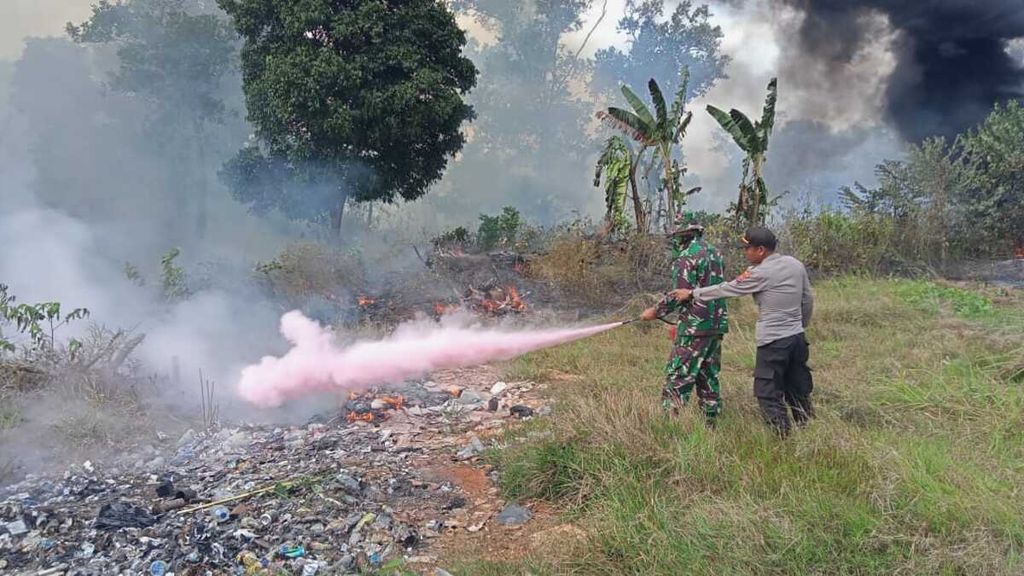 Aparat TNI dan Polri bersinergi memadamkan kebakaran lahan di Distrik Sota, Kabupaten Merauke, Papua, pada 14 September 2020.