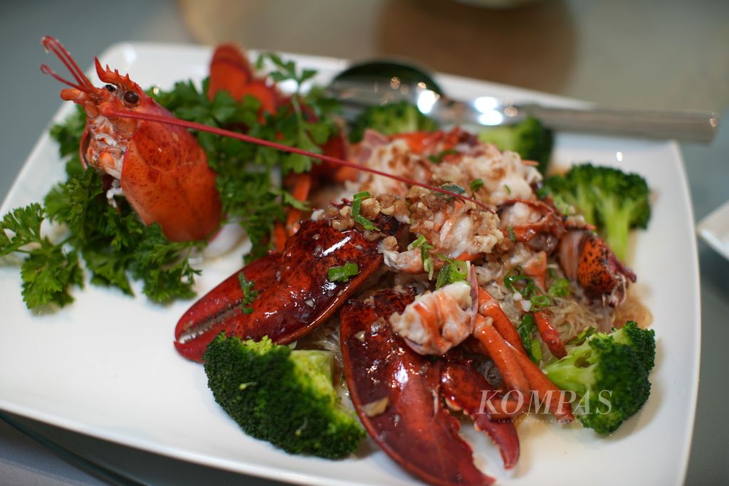 Hidangan <i>steamed boston lobster with garlic and glass noodles </i>di restoran Tien Chao di Gran Melia, Jakarta Selatan, Selasa (16/1/2024). Cita rasa masakan Chinese yang otentik dan memanjakan lidah ini diracik oleh <i>chef</i> Walden Qiang Wei. 