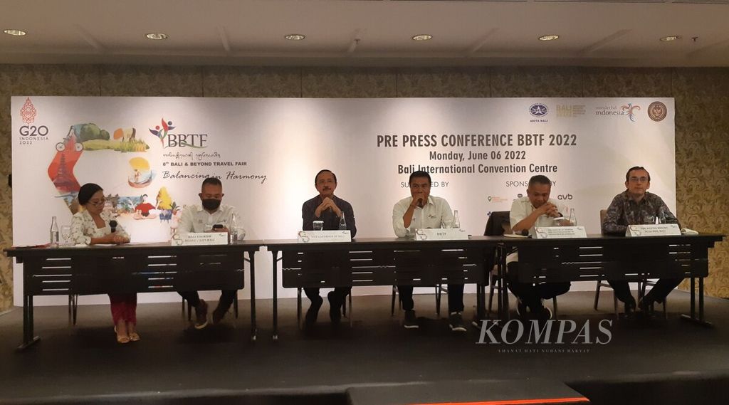 Ketua DPD Asita Bali, yang juga Ketua Komite Bali and Beyond Travel Fair (BBTF) 2022, I Putu Winastra (ketiga dari kanan) dalam acara temu media menjelang BBTF 2022 di Nusa Dua, Badung, Senin (6/6/2022).