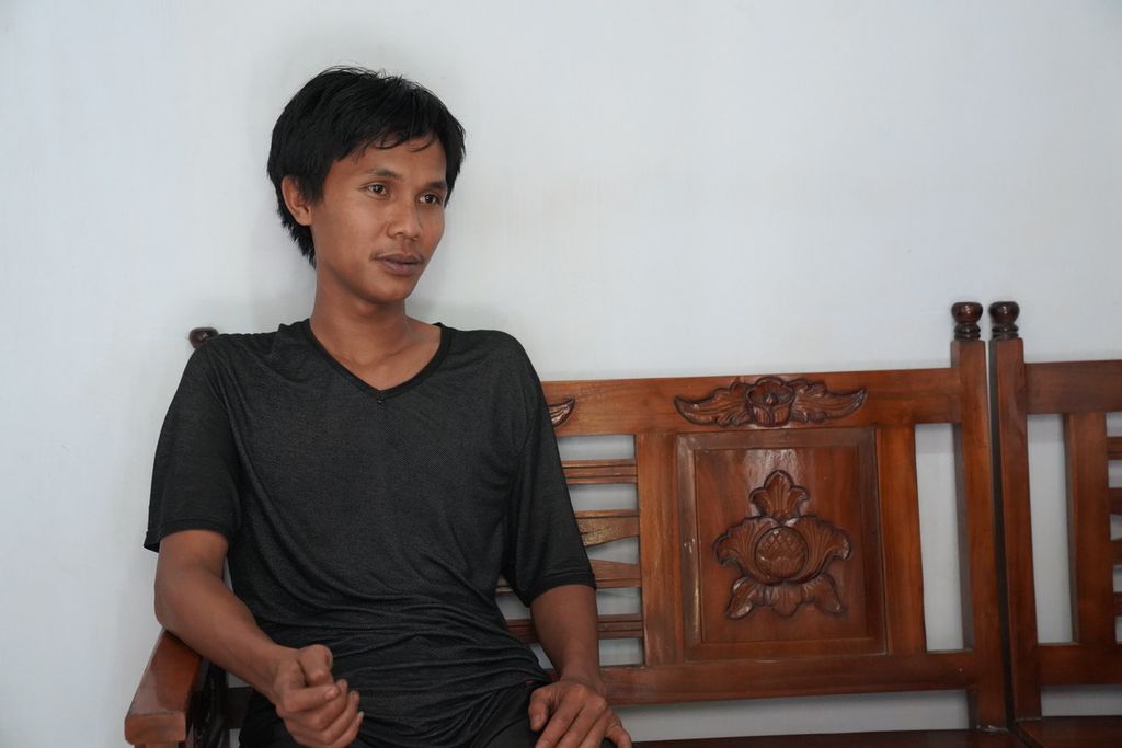 Mashuri (25) sedang diwawancara, di Desa Klakah, Kabupaten Lumajang, Jawa Timur, Selasa (25/7/2023). Mashuri merupakan mantan anak buah kapal migran yang bekerja di kapal ikan Fu Yuan Yu 1218 pada 2020 silam. Namun, karena tak tahan dengan kerja paksa di kapal itu, Mashuri dan teman ABK asal Indonesia nekat melompat ke laut lepas di Selat Malaka.