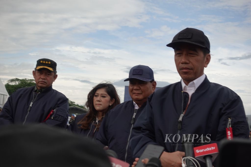 Presiden Joko Widodo ketika menjawab pertanyaan awak media di Pangkalan TNI Angkatan Udara Halim Perdanakusuma, Jakarta, Rabu (24/1/2024).