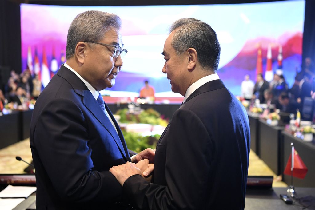 Menteri Luar Negeri Korea Selatan Park Jin (kiri) berbincang dengan Diplomat Senior China Wang Yi (kanan) dalam Pertemuan Ke-24 Menteri Luar Negeri ASEAN Plus Tiga (APT FMM) di Jakarta, Kamis (13/7/2023).