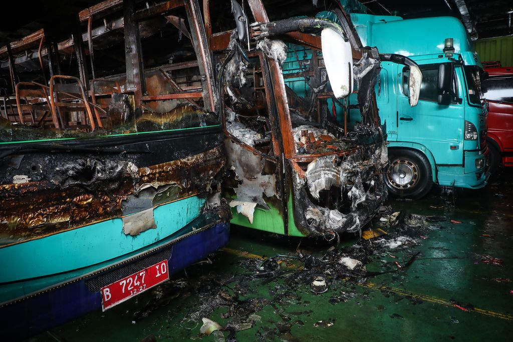 Kondisi bus yang memicu kebakaran Kapal Motor Penyeberangan (KMP) Royce 1 di Selat Sunda, Minggu (7/5/2023).