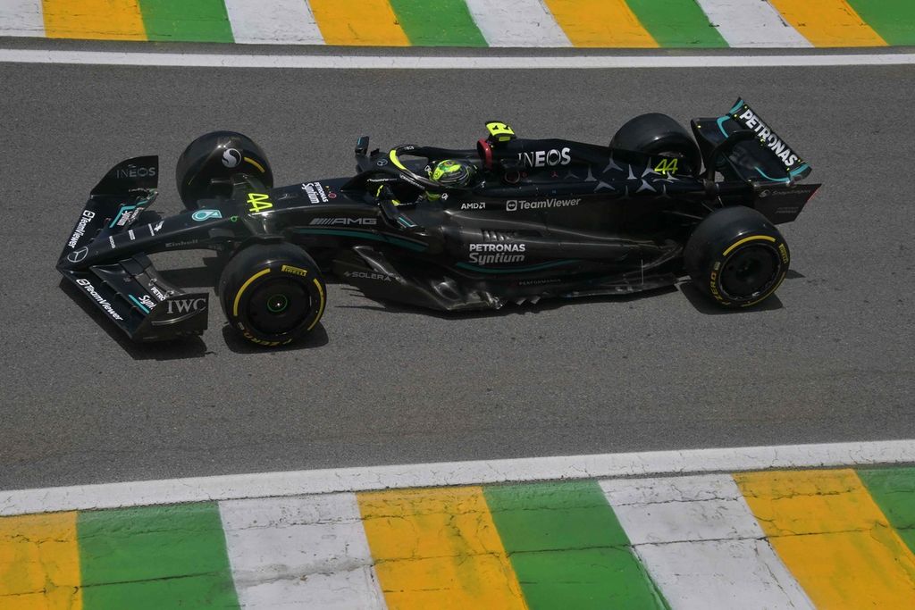 Pebalap Mercedes, Lewis Hamilton, saat sesi kualifikasi Formula 1 seri Brasil di Interlagos, Minggu (4/11/2023). 