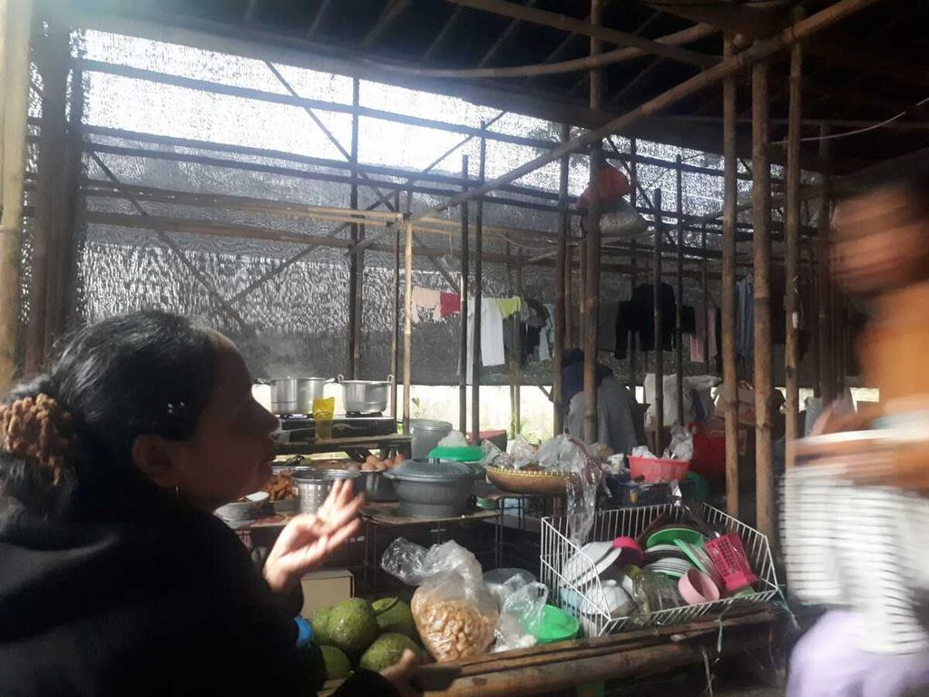 Suasana pagi di pengungsian kumbung di Sindangpalay, Kecamatan Cugenang, Cianjur, Jabar, Minggu (27/11/2022). Meski sederhana, warga masih menjaga erat keguyuban bersama.
