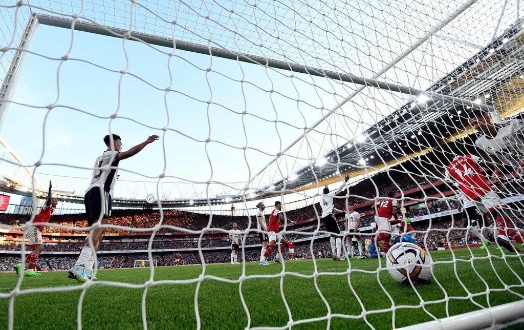 Para pemain Arsenal merayakan gol yang dicetak oleh Gabriel Magalhaes ke gawang Fulham pada laga Liga Inggris di Stadion Emirates, London, Minggu (27/8/2022) dini hari WIB. Arsenal menang dengan skor 2-1. 