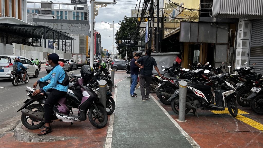 Sejumlah sepeda motor mengokupasi trotoar di Jalan Pecenongan, Jakarta Pusat, Selasa (3/1/2023).