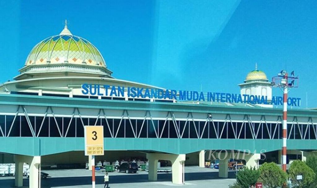 Nama besar Sultan Iskandar Muda ditabalkan dalam nama bandara di Aceh Besar, Provinsi Aceh.