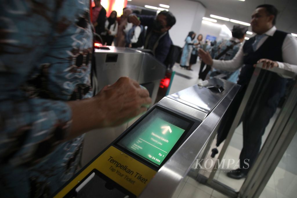 Tarif Rp 1 dikenakan bagi penumpang pengguna MRT Jakarta di Stasiun Bundaran HI, Jakarta, Kamis (22/6/2023). 