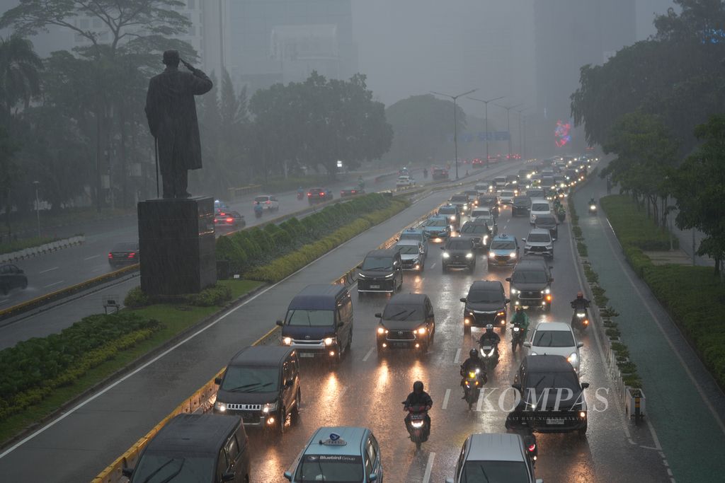 Pengendara kendaraan bermotor melintasi hujan deras di Jalan Sudirman, Jakarta Selatan, Kamis (11/1/2024). Badan Meteorologi, Klimatologi, dan Geofisika (BMKG) memprakirakan hujan intensitas ringan dan lebat, termasuk cuaca ekstrem, berpotensi terjadi hingga pertengahan Januari 2024 di sejumlah wilayah di Indonesia. 