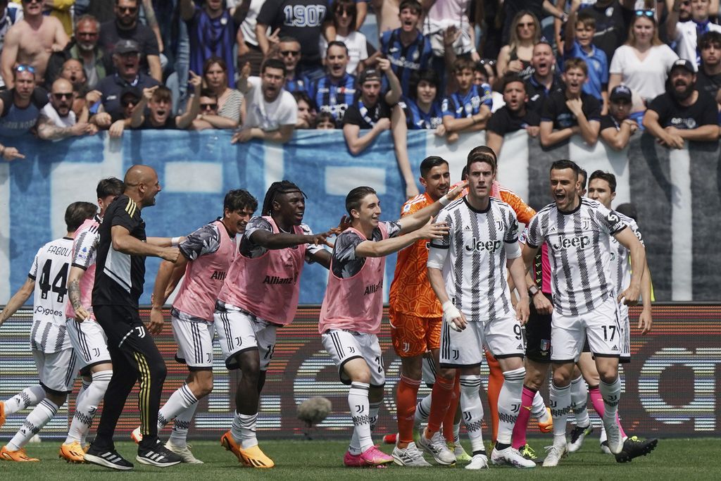 Pemain Juventu, Dusan Vlahovic (kedua dari kanan), merayakan gol kedua yang dicetaknya bersama rekan setimnya dalam pertandingan Liga Italia antara Atalanta dan Juventus di Stadion Gewiss, Bergamo, Italia, Minggu (7/5/2023). Juventus mengalahkan tuan rumah, 2-0. 