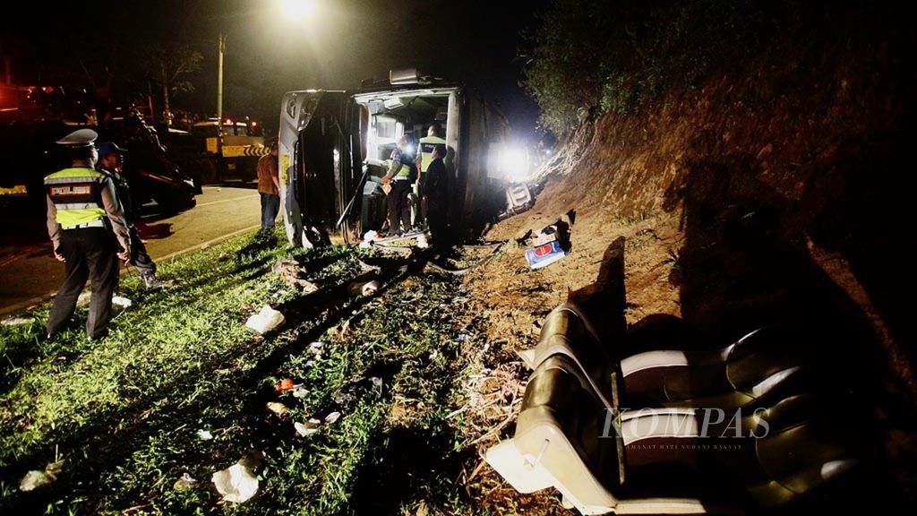 Bus Pariwisata bernomor polisi F 7959 AA yang bermuatan rombongan wisatawan dari Ciputat, Tangerang Selatan, mengalami kecelakaan di Jalur Tanjakan Emen, Ciater, Subang, Jawa Barat, Sabtu (10/2/2018). Kecelakaan yang terjadi sekitar pukul 17.00 WIB ini mengakibatkan 27 tewas dan lebih dari 30 orang terluka.
