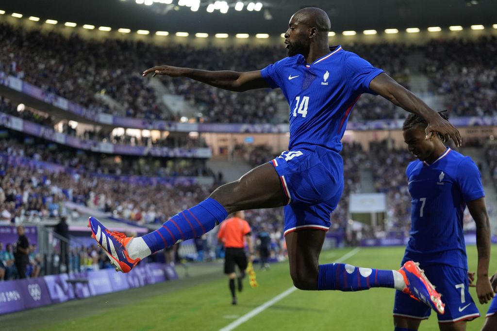 Penyerang Perancis, Jean-Philippe Mateta, merayakan gol yang dicetaknya ke gawang Argentina pada perempat final sepak bola Olimpiade Paris 2024 di Bordeaux, Jumat (2/8/2024). Perancis menang 1-0. 