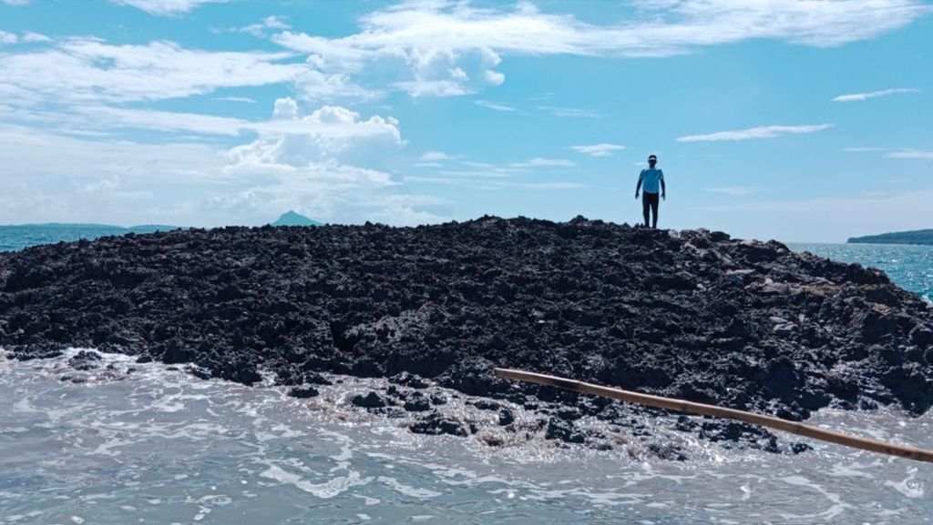 Gunungan lumpur terbentuk di tengah laut dekat Desa Teniman, Kecamatan Wuarlabobar, Kabupaten Kepulauan Tanimbar, Maluku. Gunungan itu terbentuk setelah gempa bermagnitudo 7,5 mengguncang daerah tersebut pada Selasa (10/1/2023).